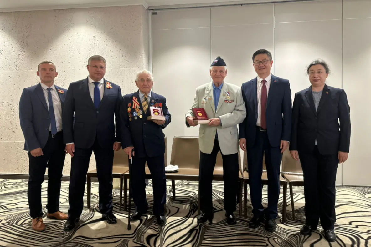 Генконсул КНР вручил памятные медали ветеранам Хабаровского края Генконсул КНР вручил памятные медали ветеранам Хабаровского края