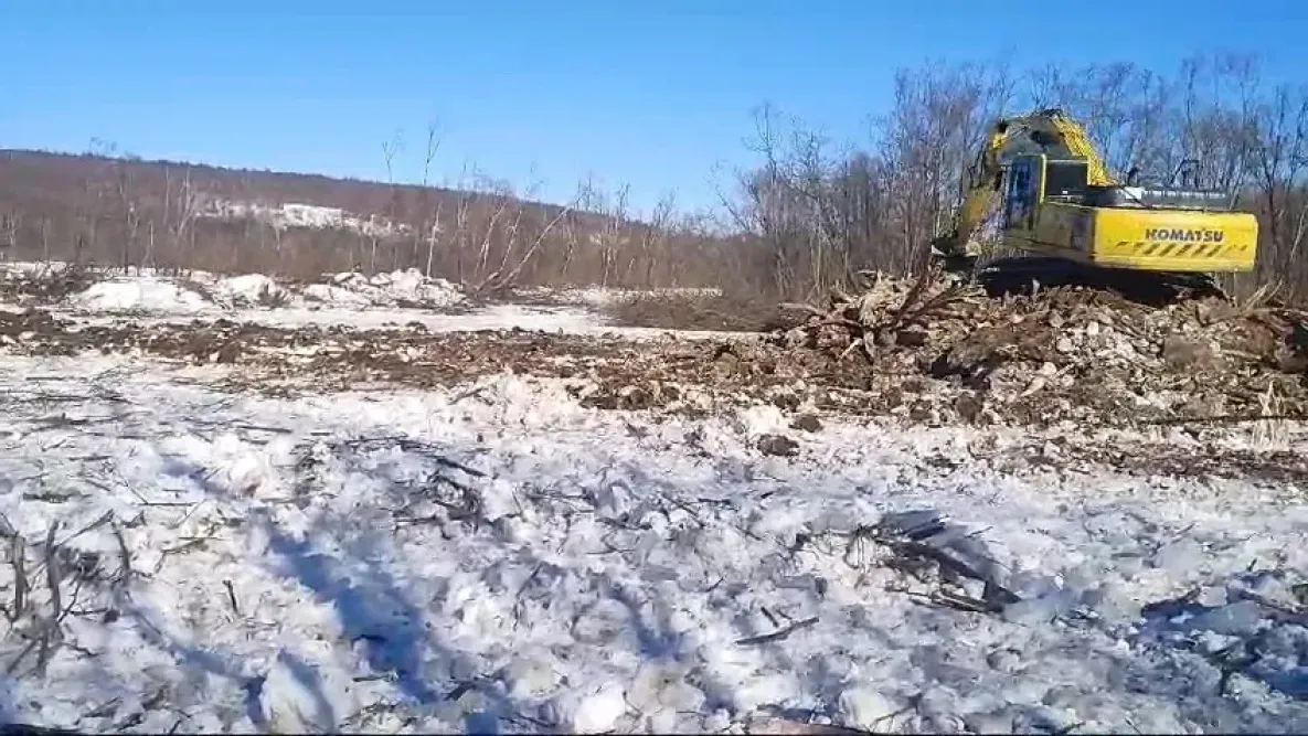 Завал на нерестовой реке разбирают в Ванинском районе Завал на нерестовой реке разбирают в Ванинском районе