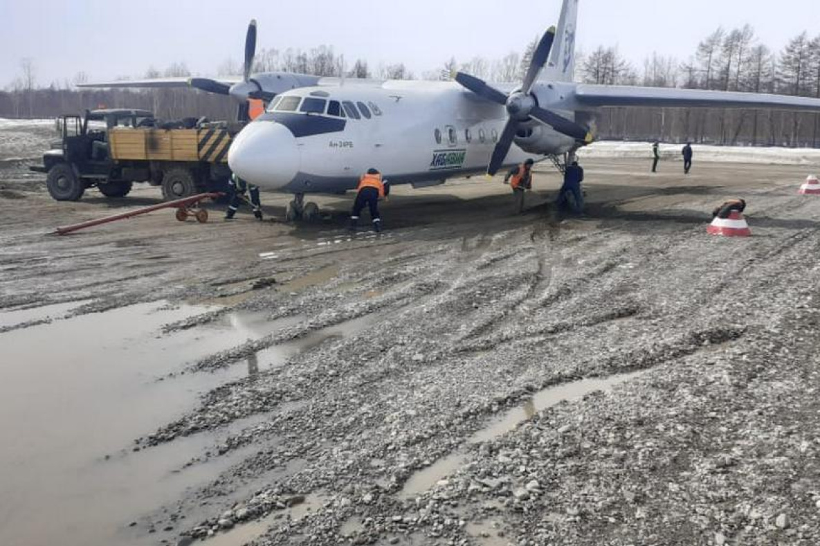 Самолёт Ан-24 увяз в грунте в аэропорту Охотска в Хабаровском крае