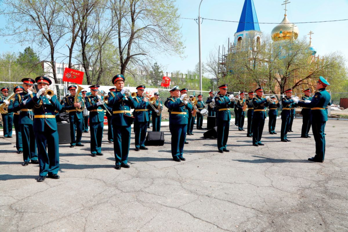 Музыканты ВВО поздравили жильцов Дома ветеранов Хабаровска с Днём Победы