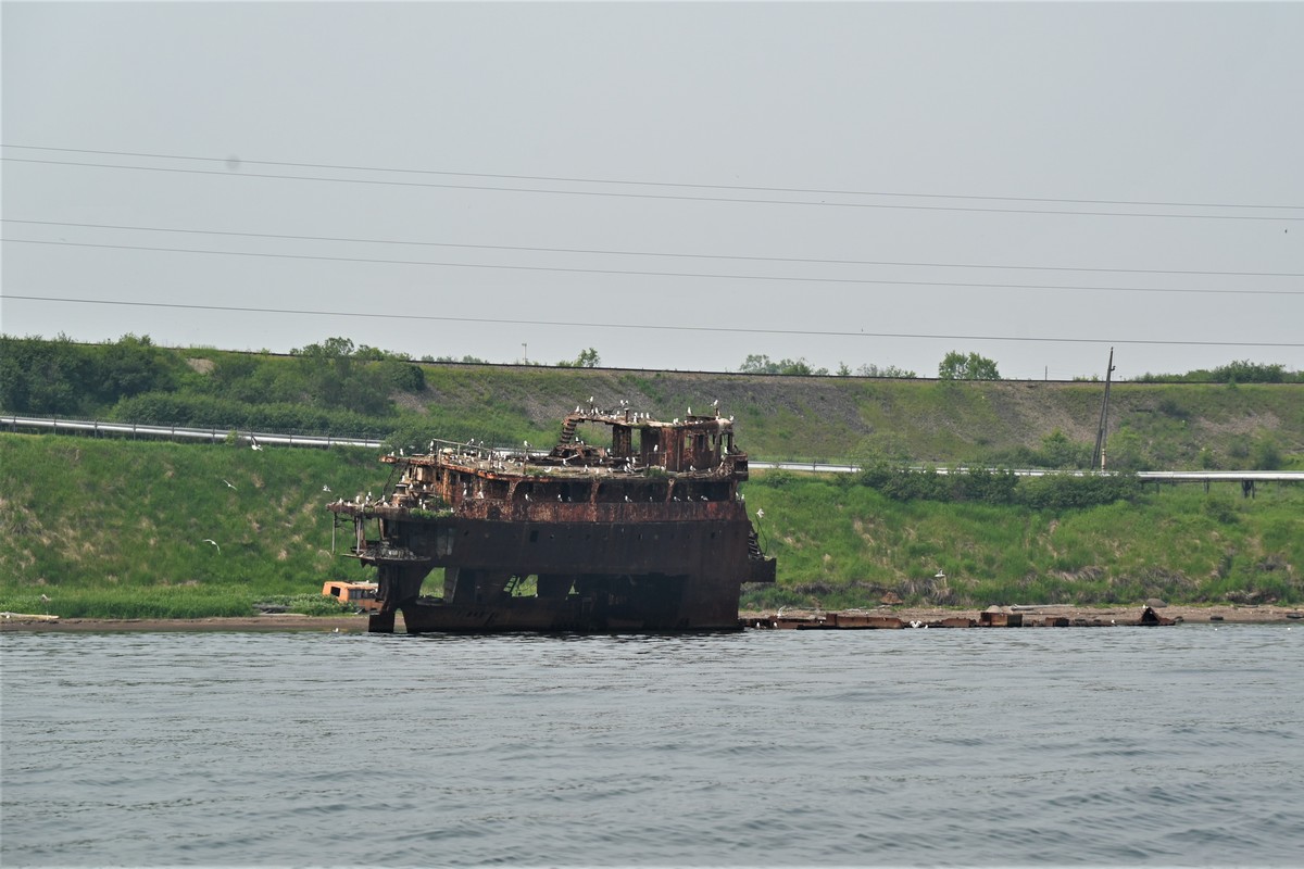 Реки и моря Хабаровского края очистят от 17 затонувших судов