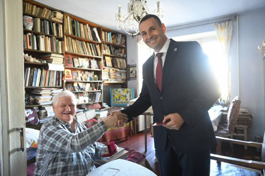 Губернатор Хабаровского края наградил знаменитого художника Геннадия Павлишина