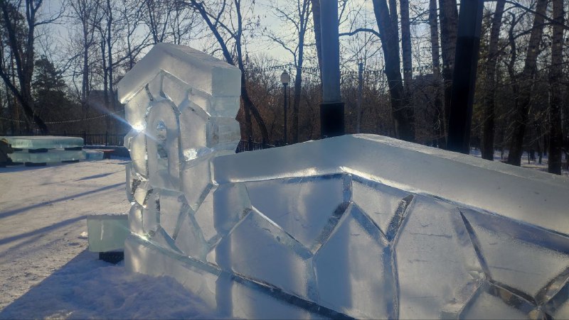 Ледовые блоки для скульптур завозят в хабаровский парк «Динамо»