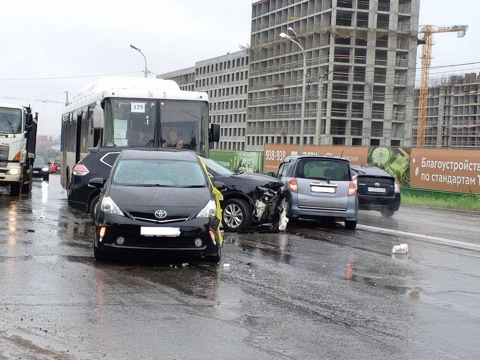 Пассажирский автобус и три автомобиля столкнулись в Хабаровске
