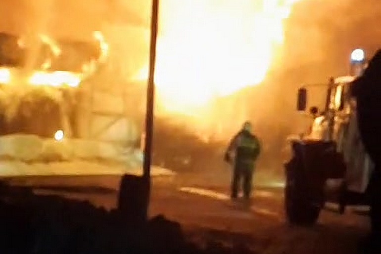 В Охотске полыхают гаражи местного энергопредприятия