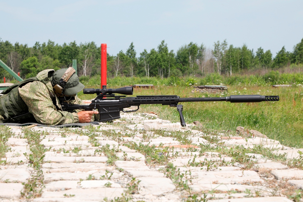 Начинающие хабаровские снайперы опробовали крупнокалиберную винтовку