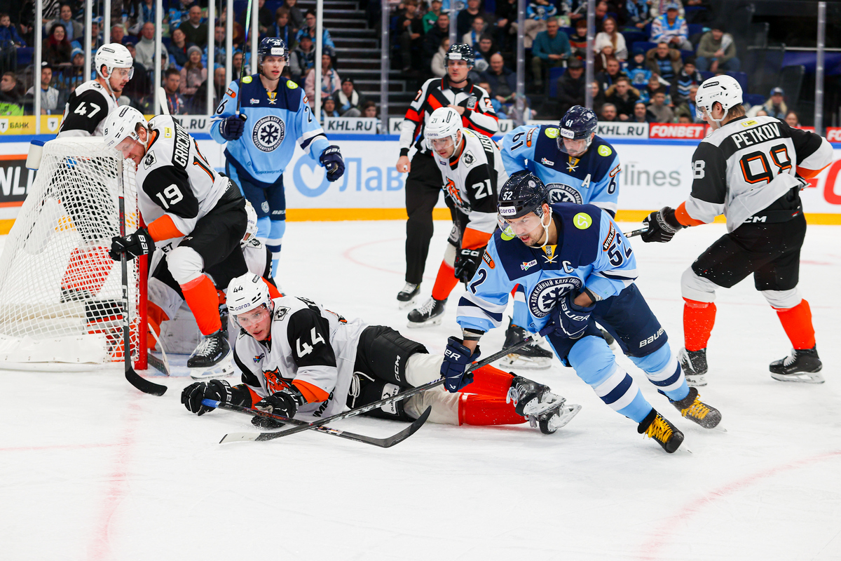 Хабаровский «Амур» в Новосибирске уступил «Сибири»