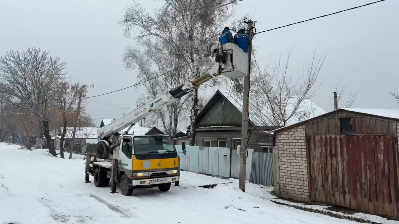 Хабаровские энергетики продолжают отключать должников за коммунальные услуги