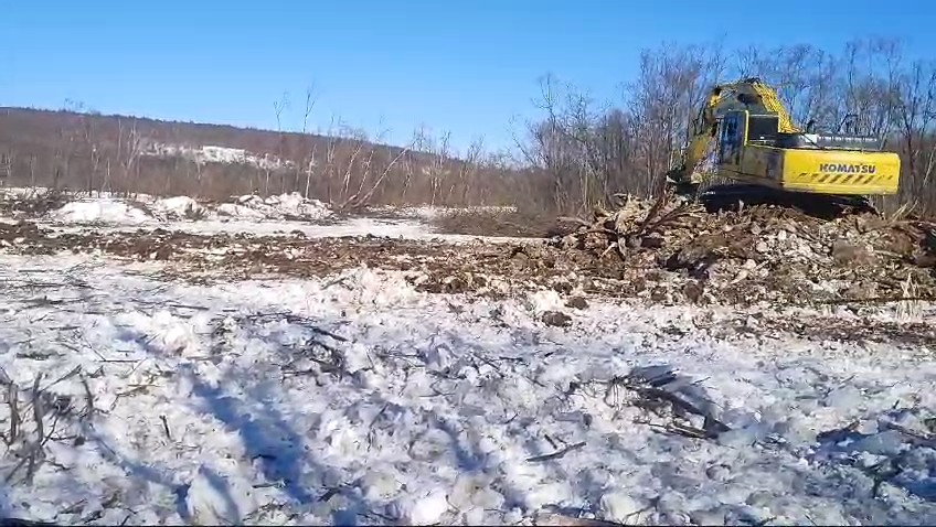 Завал на нерестовой реке разбирают в Ванинском районе