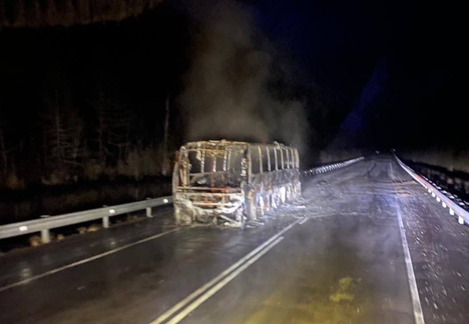 СК проводит проверку из-за сгоревшего на трассе в Хабаровском крае автобуса