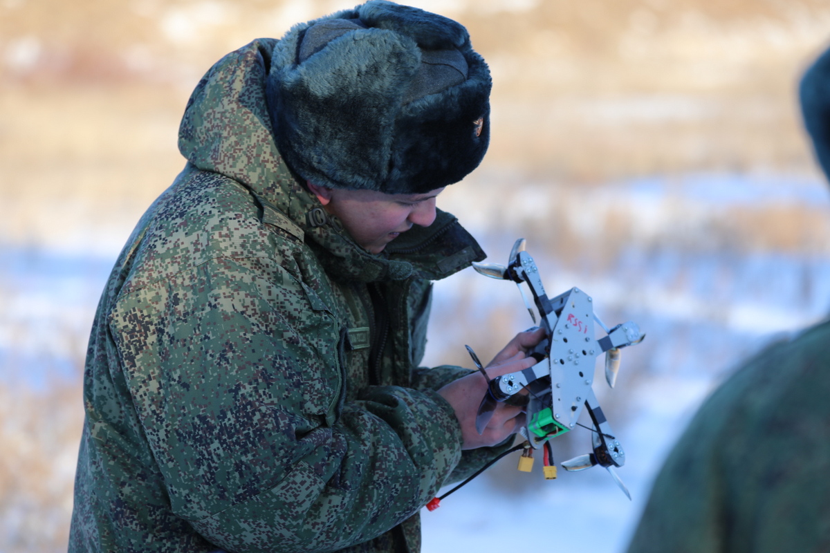 Военнослужащие в Хабаровском крае учатся управлять дронами