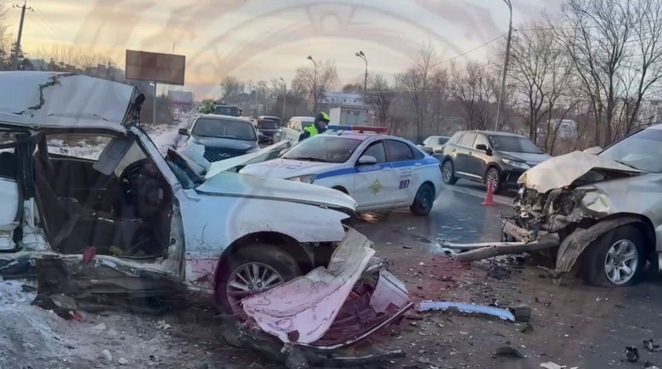 В ДТП на Воронежской в Хабаровске погиб водитель Toyota Crown