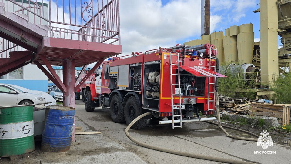 Пожарные в Хабаровске спасли десять автомобилей из горящего автосервиса