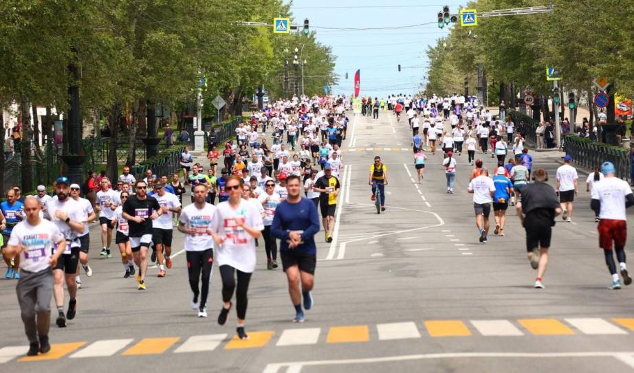 Почти 2000 человек вышли на старт полумарафона «Забег.РФ» в Хабаровске