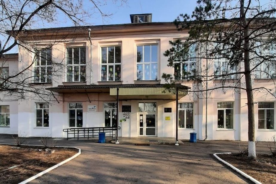 Переполненную школу в Вяземском должны расширить в этом году