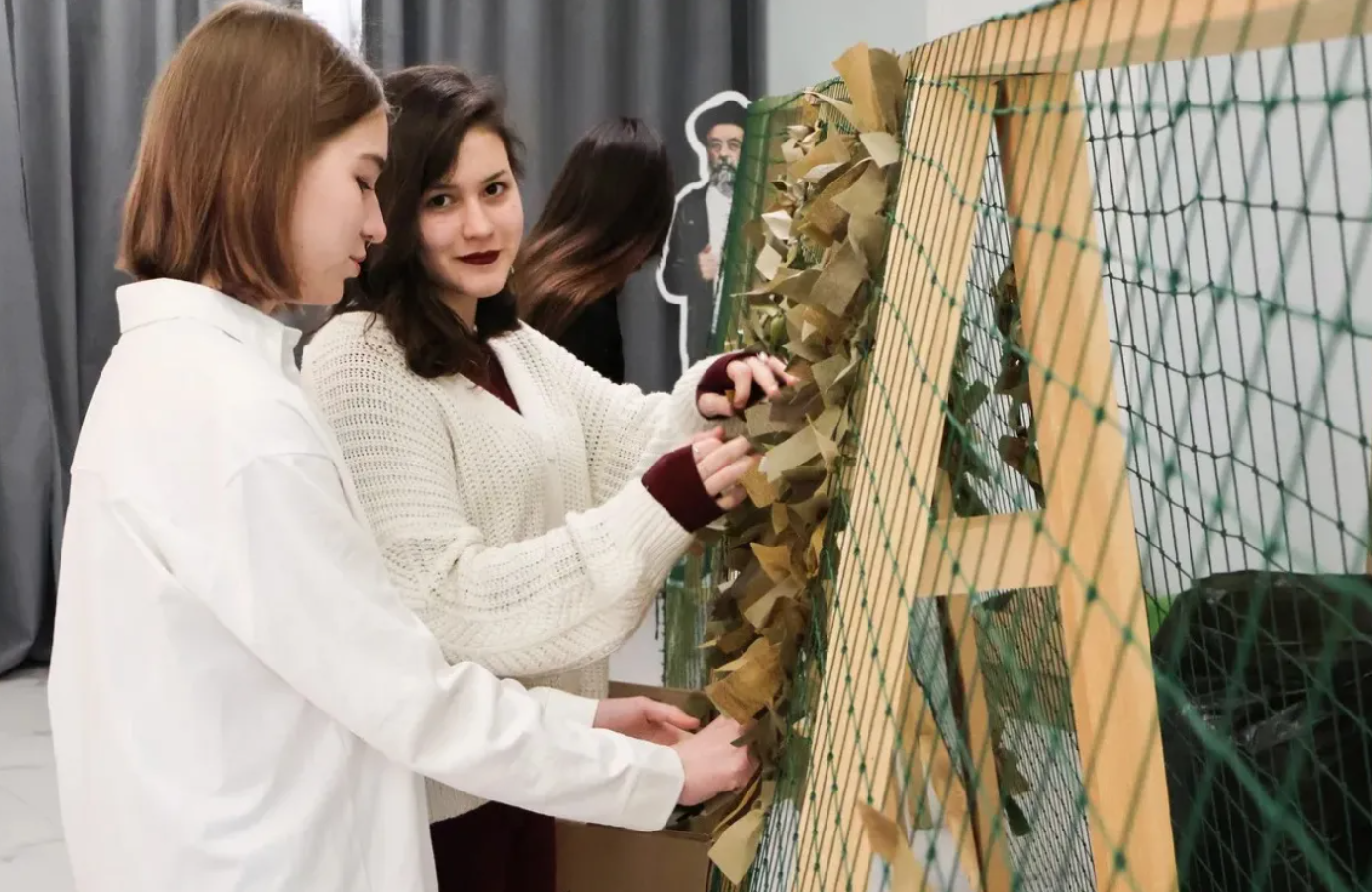 Десятки маскировочных сетей для СВО сплели хабаровчане во время единой акции