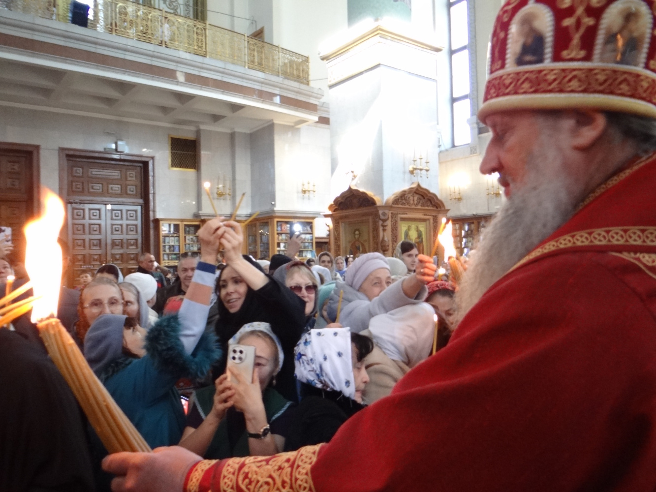 Благодатный огонь встретили в Хабаровском крае
