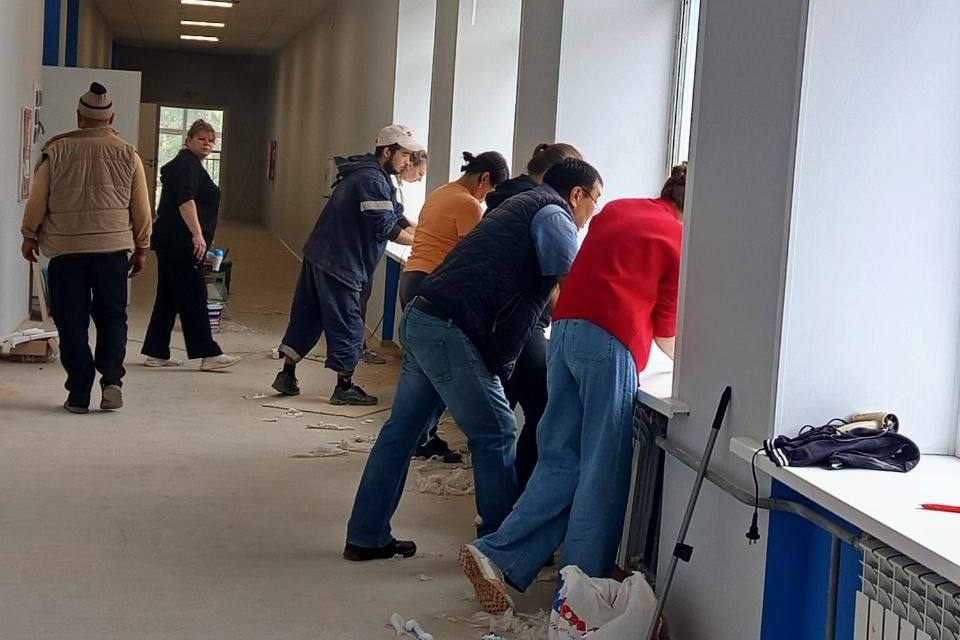Жители посёлка в Хабаровском крае субботником помогли ремонту школы