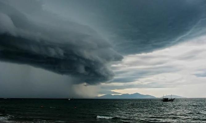 Тайфун закроет купальный сезон в Приморье