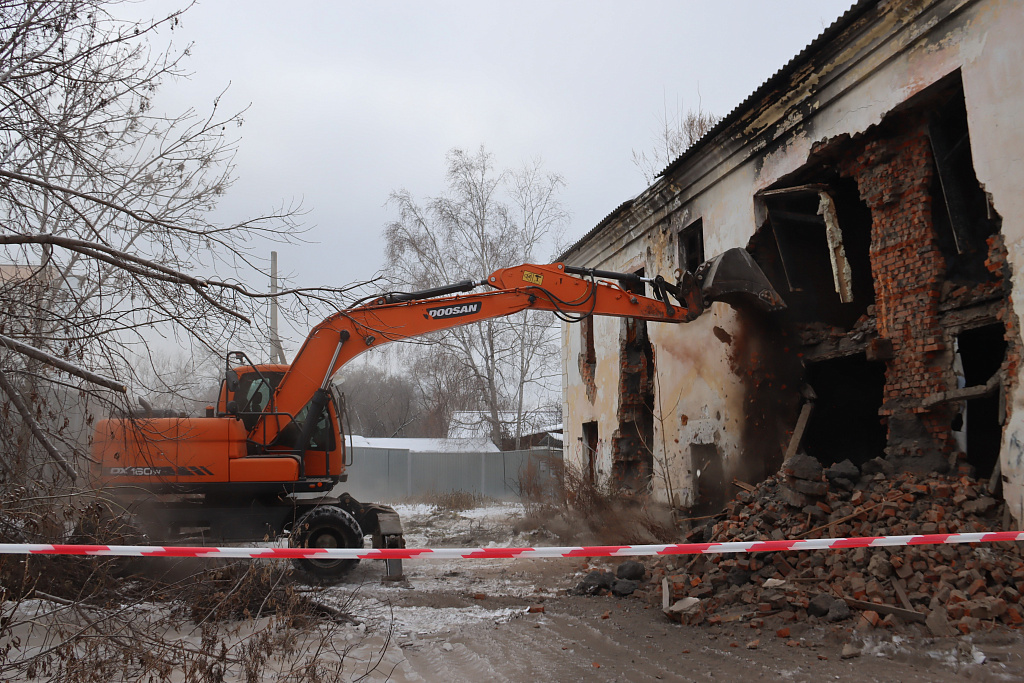 В Хабаровске снесли ещё один аварийный барак
