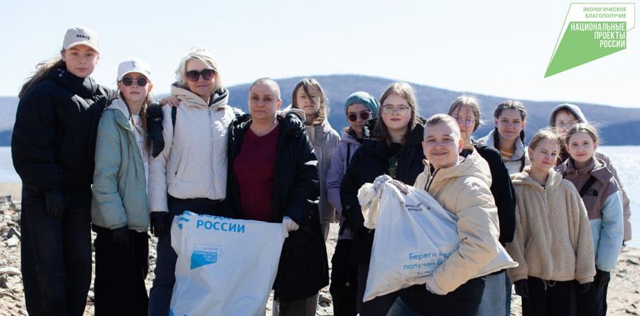 Хабаровские волонтёры акции «Вода России» очистили от мусора берега рек и озёр