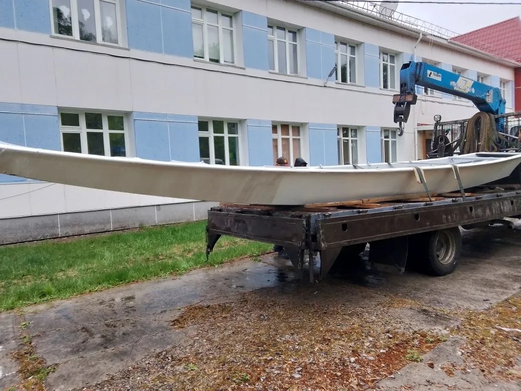 Традиционные нанайские лодки прибыли в школу Солнечного округа к летнему сезону