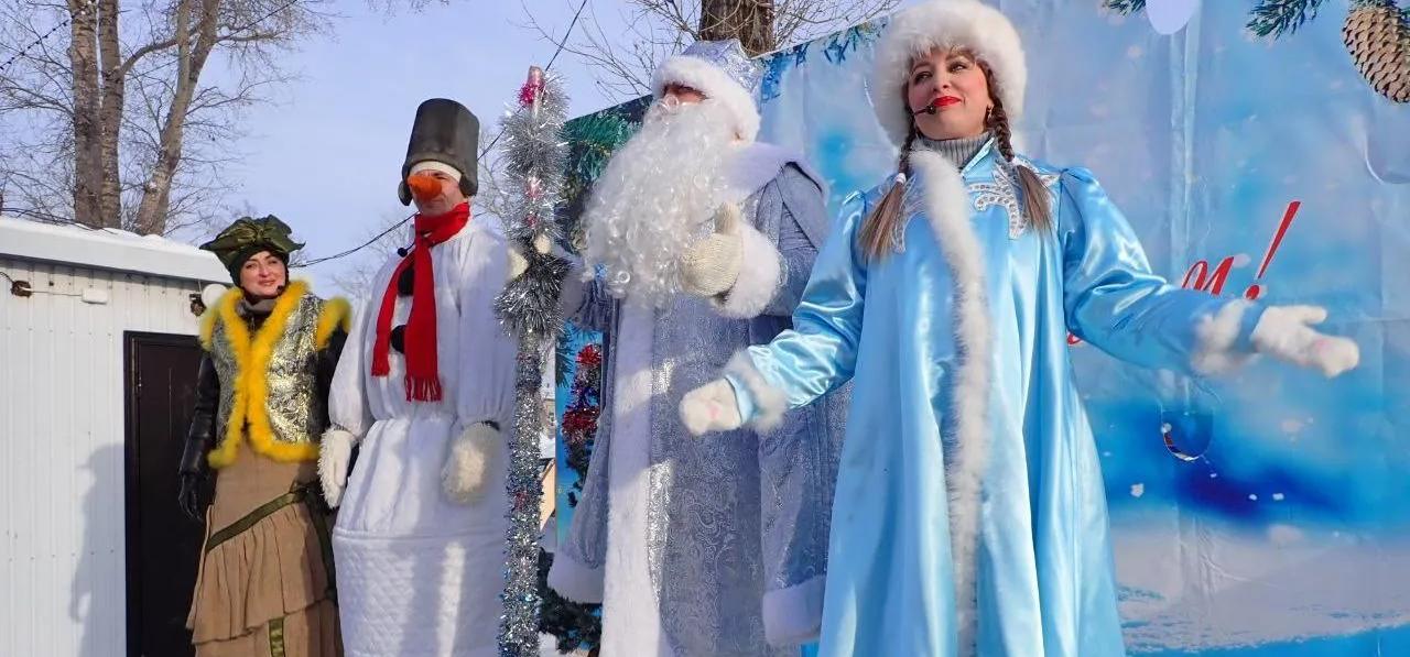 В Николаевске-на-Амуре открылся зимний городок с ёлками поселений и горками