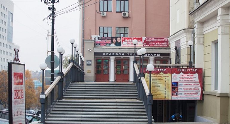 Хабаровский краевой театр драмы организует для пенсионеров танцы под живую музыку