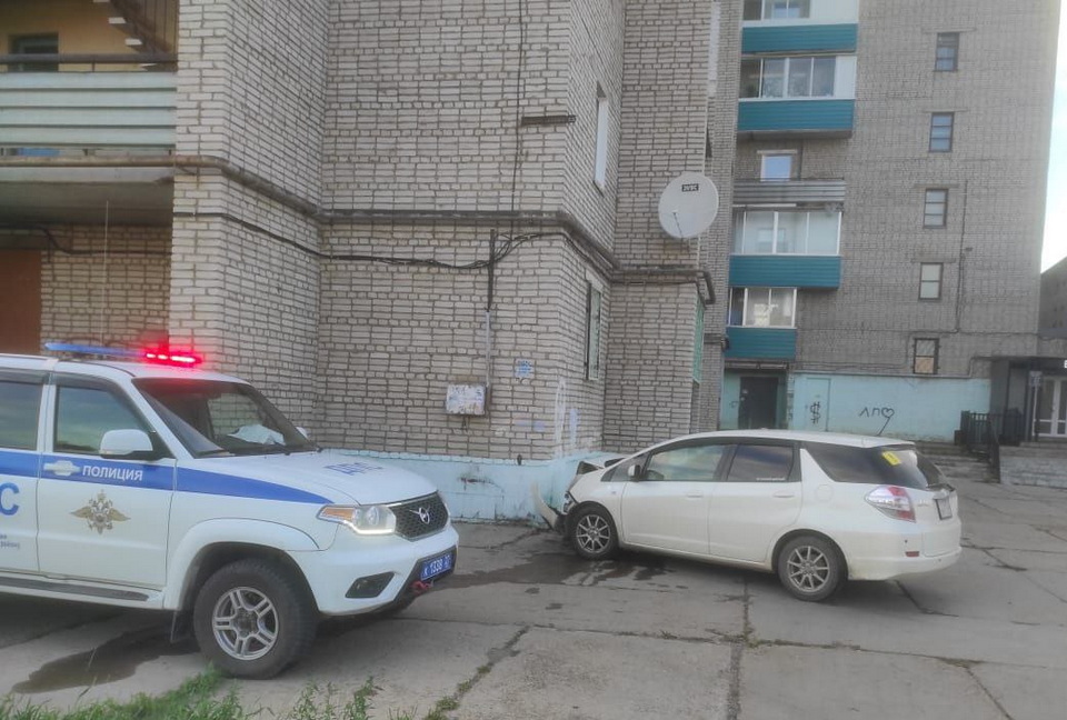 Водитель в Хабаровском крае врезался в дом из-за плохого самочувствия