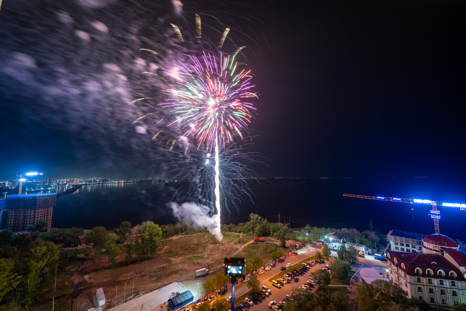 Хабаровский фотограф показал красоту салюта на «Амурских волнах»