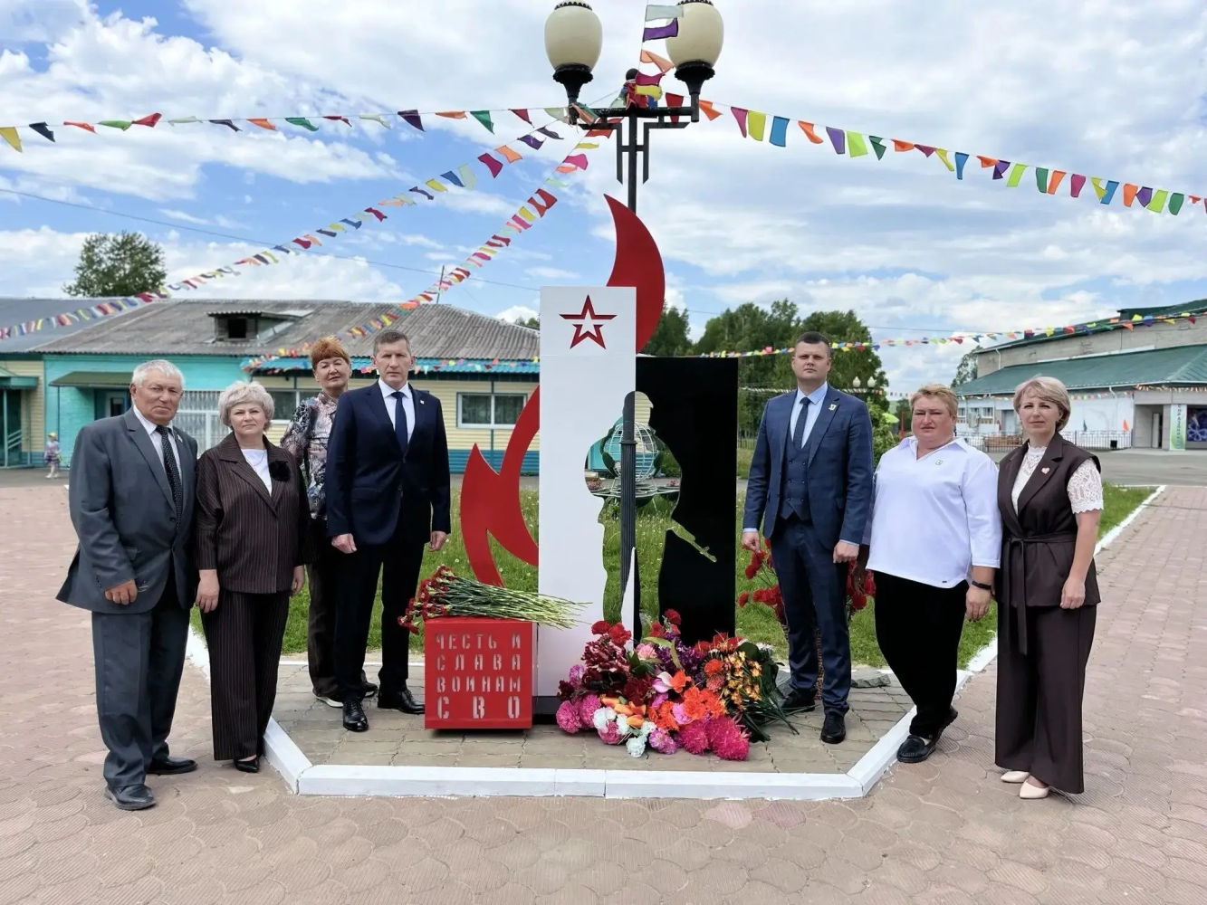В центре Уктура Комсомольского района открыли памятный знак бойцам СВО