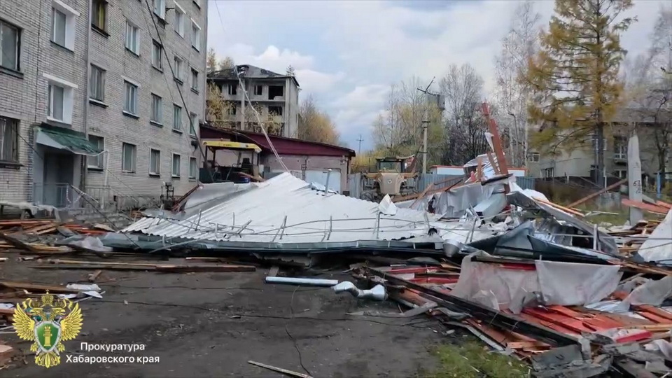 Ветром сорвало крышу с многоквартирного дома в Хабаровском крае