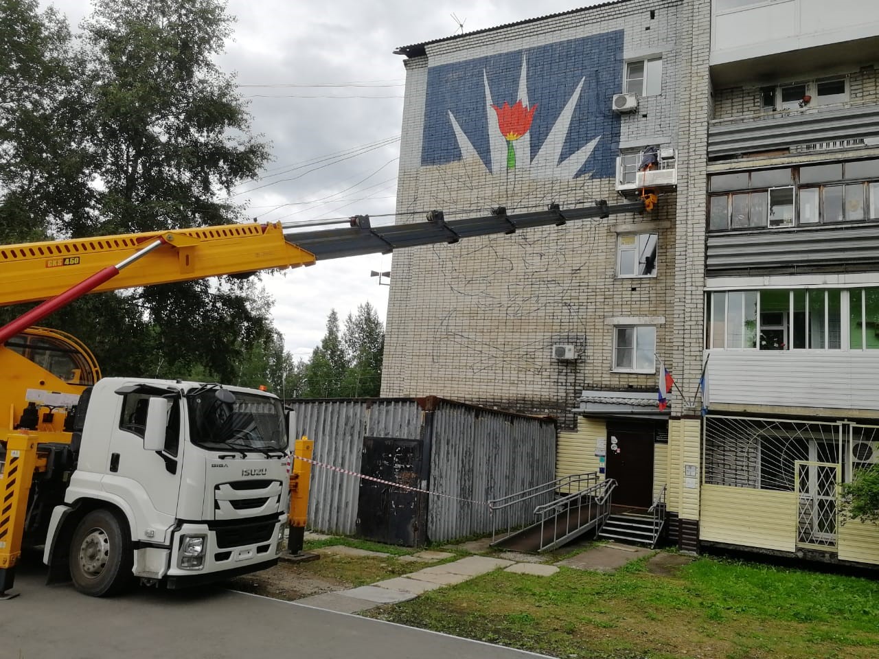 Мурал в Чегдомыне символизирует тяжелый труд горняков