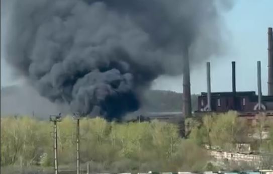В Комсомольске-на-Амуре тушат крупный пожар на лесопилке