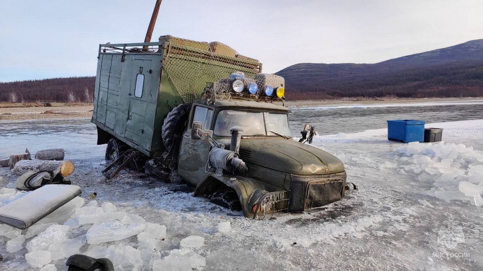 Хабаровские спасатели на вертолёте у Магадана спасли двух рыбаков и собаку