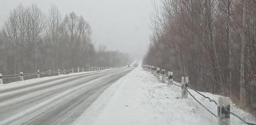 Снег в Хабаровском крае закрыл трассу для автобусов