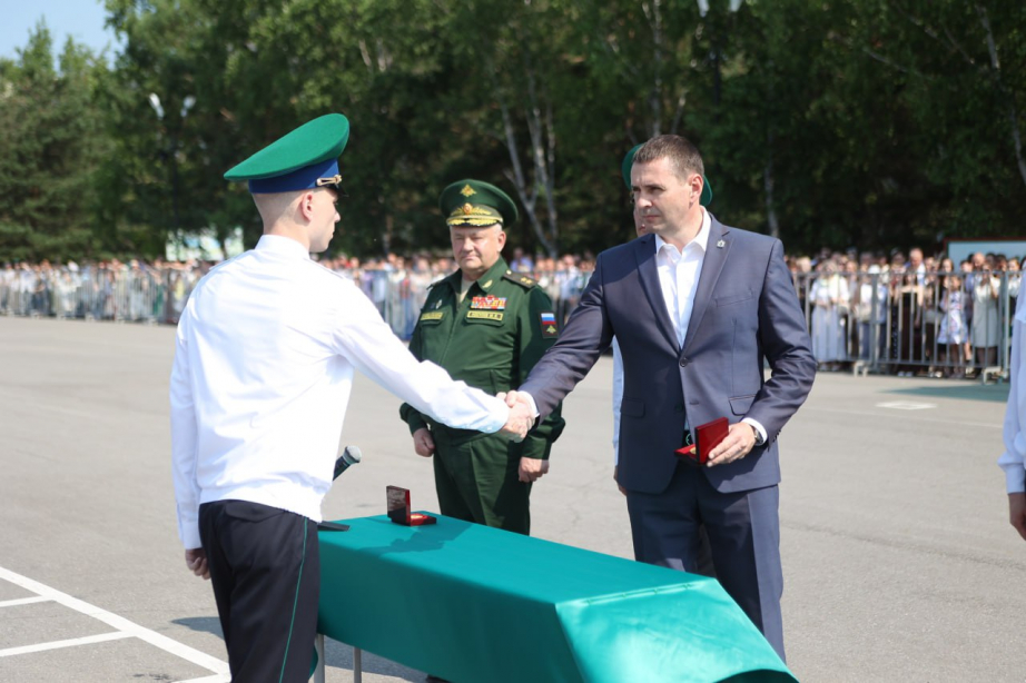 Дмитрий Демешин поздравил начинающих пограничников с профессиональным праздником