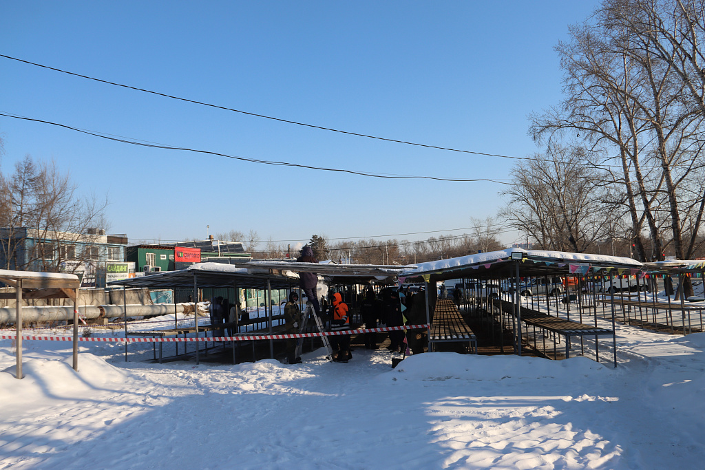 Нелегальные торговые ряды сносят в Хабаровске в районе остановки «Химфармзавод»