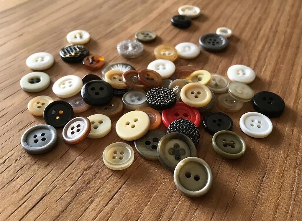 Народные приметы на 22 января: сегодня категорически запрещено пришивать пуговицы 