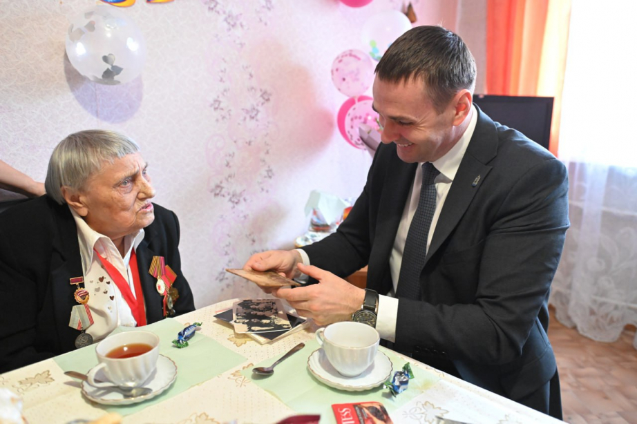 Губернатор Дмитрий Демешин поздравил труженицу тыла с 90-летним юбилеем