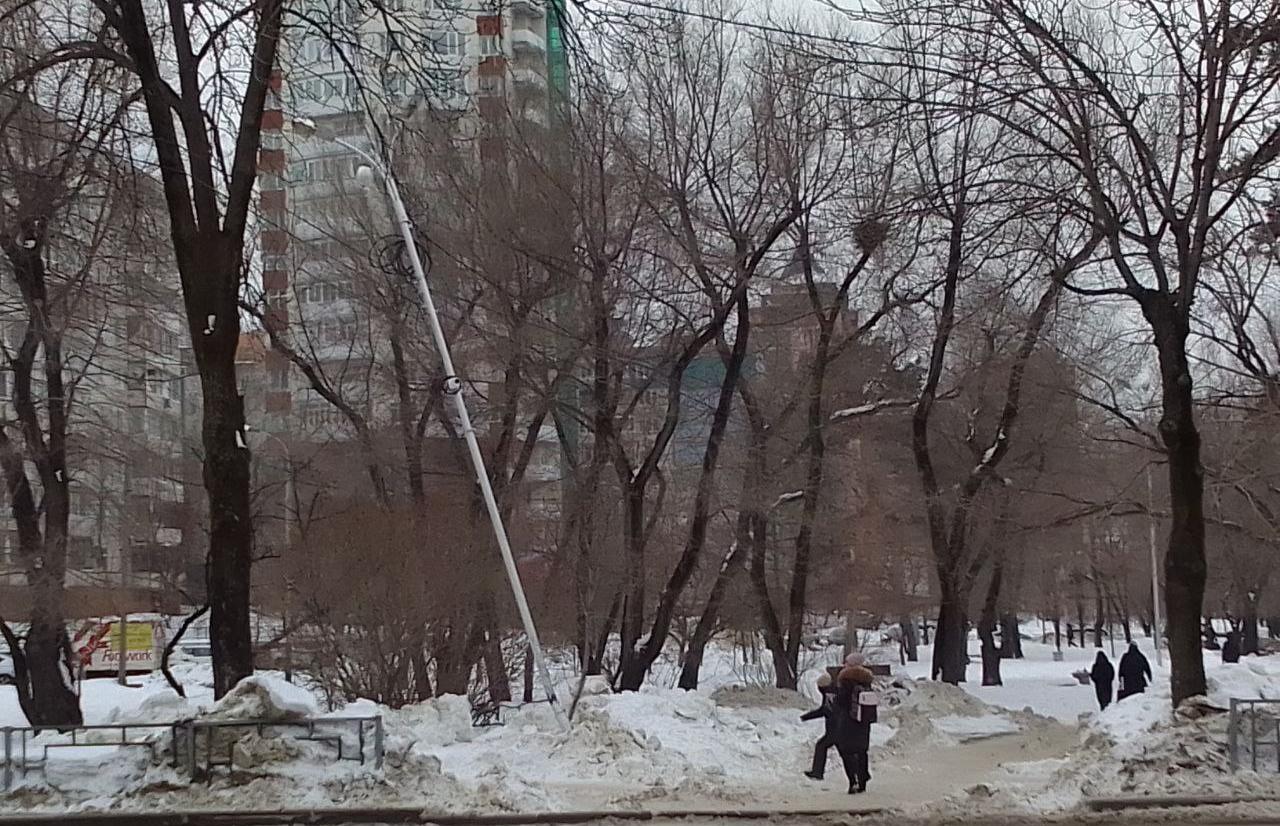 Хабаровские коммунальщики так усердно боролись со снегом, что повредили фонарный столб