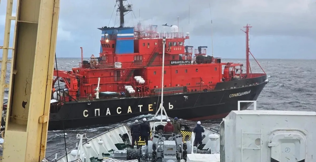 Спасатели Росрыболовства оказали помощь траулеру в Охотском море