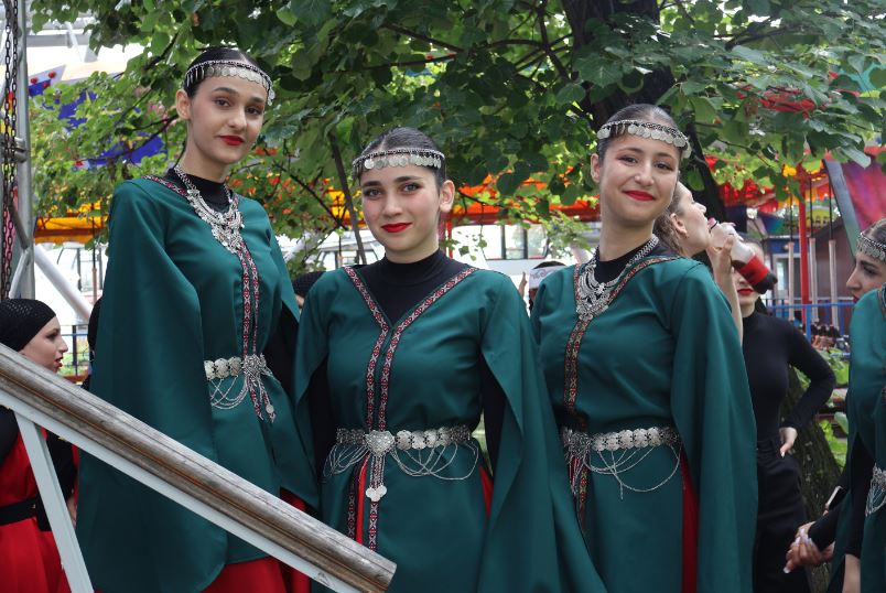 Под звуки дхола отметили в Хабаровске «Праздник Абрикоса»