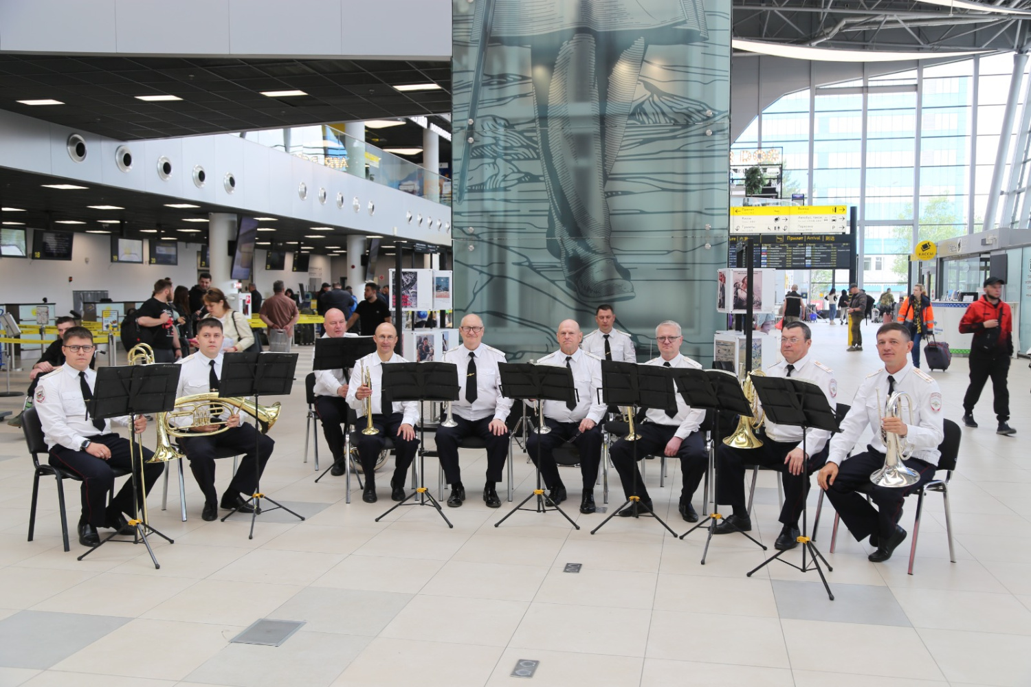 В аэропорту Хабаровска дали концерт в честь 307-летия полиции