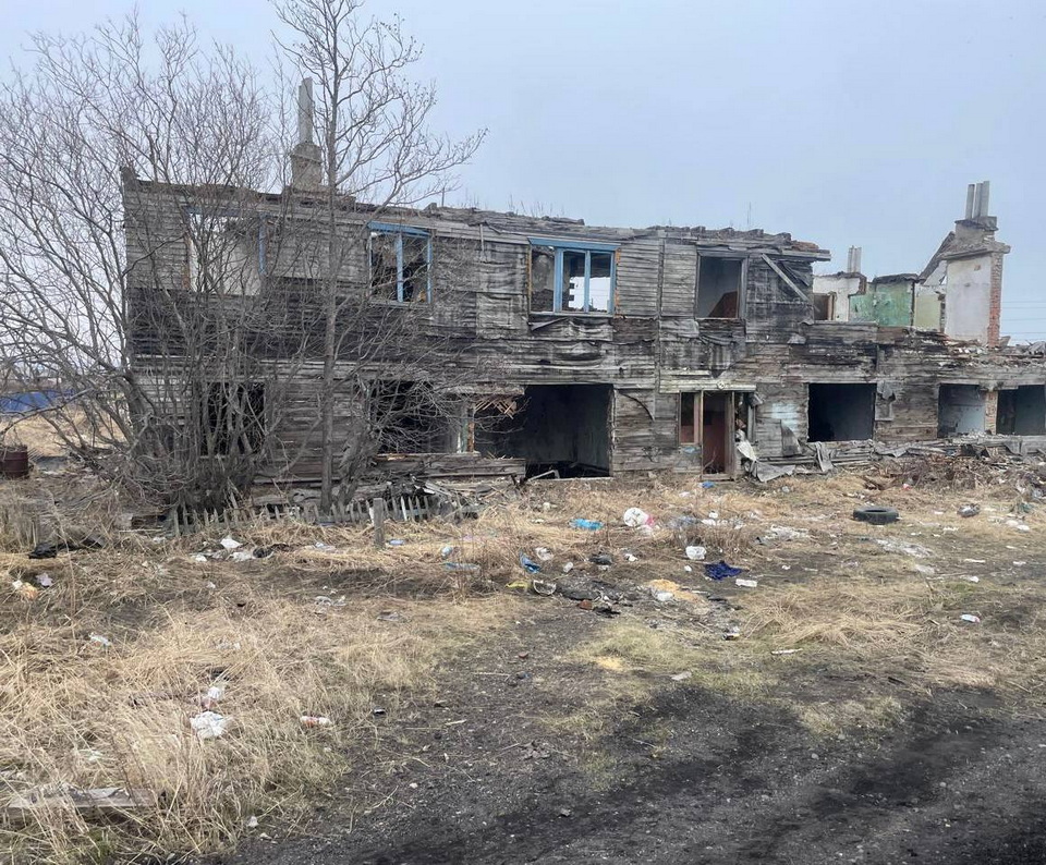Аварийный дом снесли в Хабаровском крае после вмешательства прокуратуры