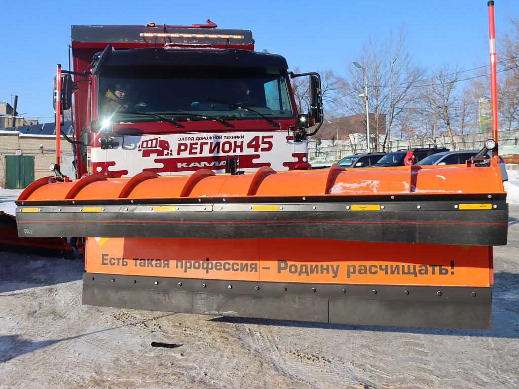 Две новые спецмашины выйдут на уборку дорог в Хабаровске