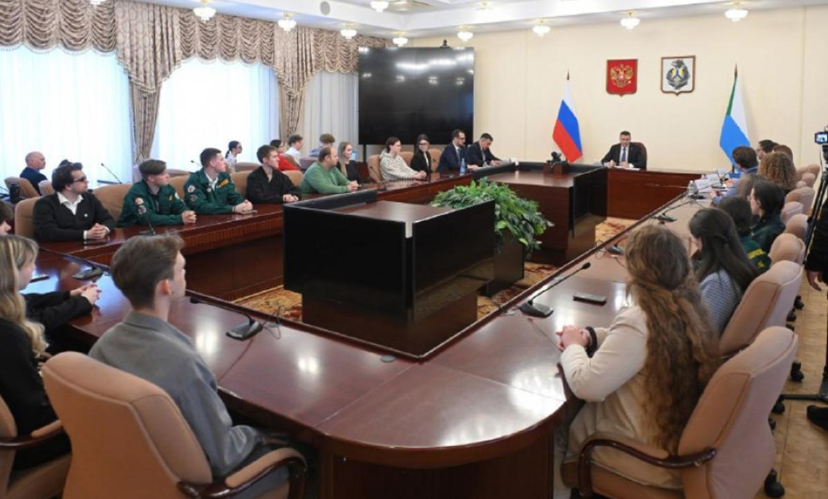 Глава Хабаровского края обсудил с ветеранами и студентами вопросы патриотизма