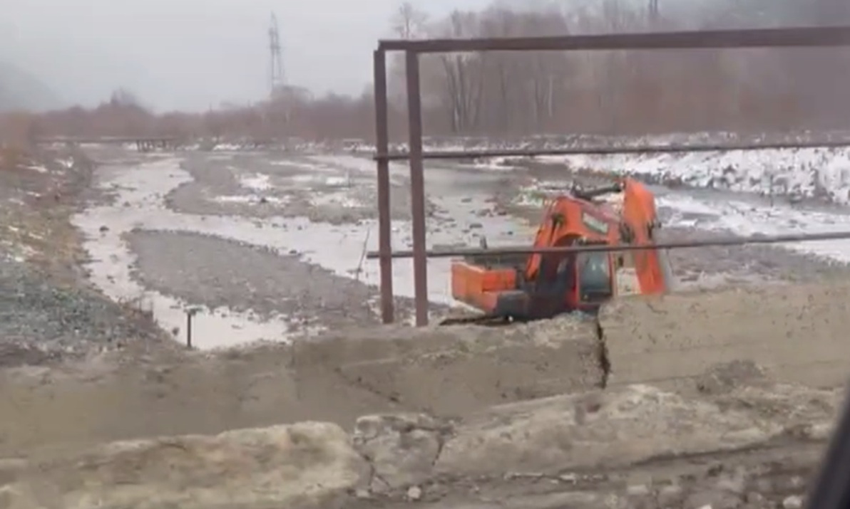 В Хабаровском крае строителей оштрафовали за купание экскаватора в реке