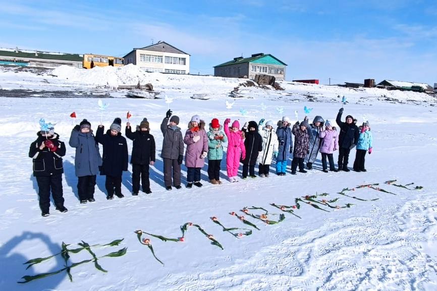 Школьники Охотска помогают бойцам СВО деньгами с продажи тюльпанов