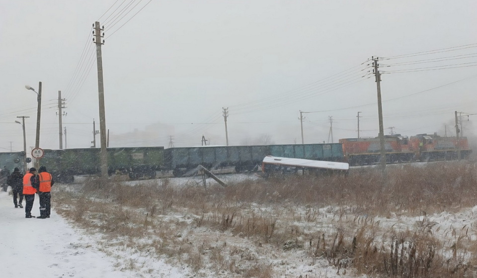Четыре человека госпитализированы после ДТП автобуса с поездом в Хабаровске